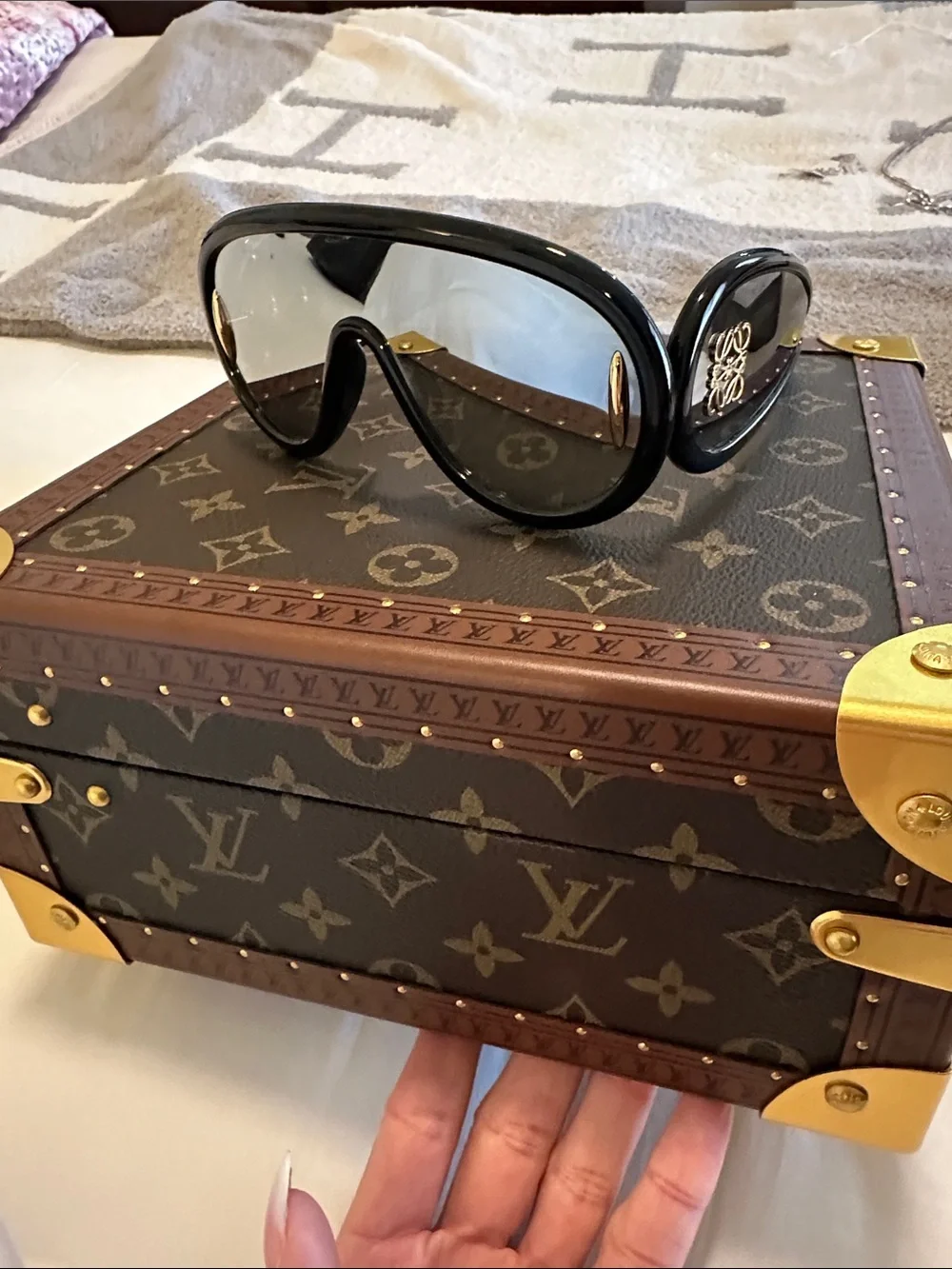 Oversized reflective Loewe glasses